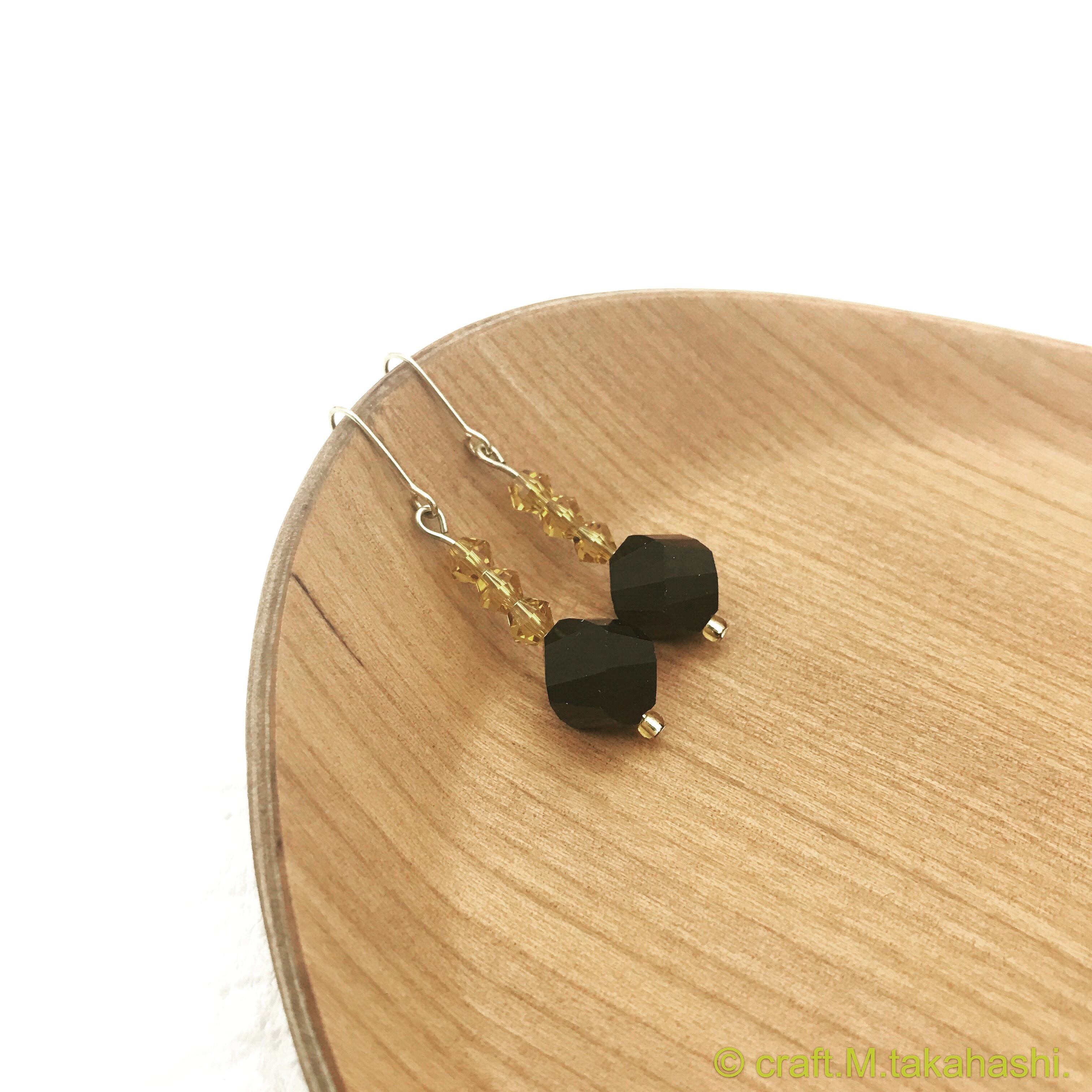 0024：ブラック×べっ甲色 ガラスピアス