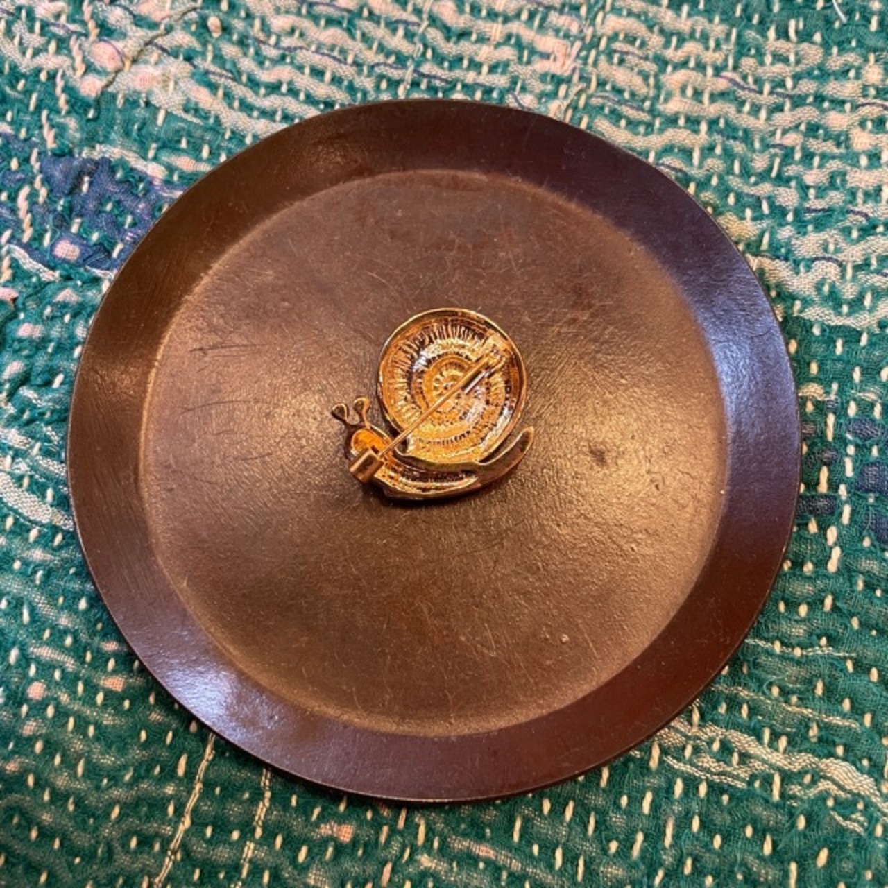 TOPANGA Jewelry Bijou art brooch Snails / ビジューアートブローチ カタツムリ プレゼント プチギフト ジャケット 帽子 バッグ ニット キラキラ アクセサリー かわいい ファッション小物
