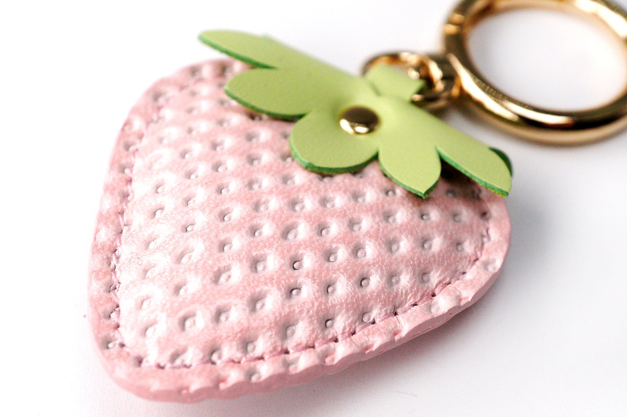 ヘタ付き白いちごなキーホルダー（牛革製） | EARL'S FAVOURITE