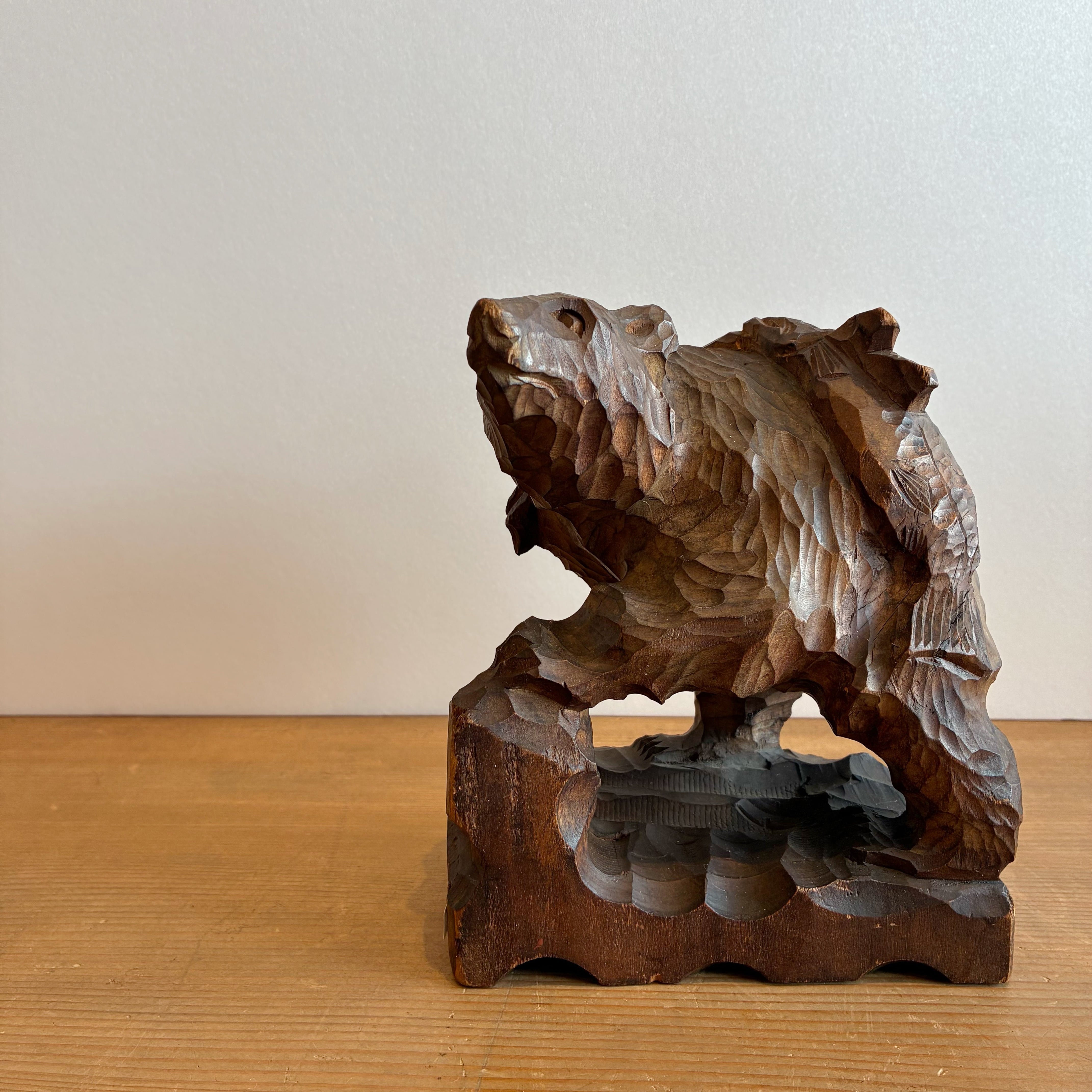 鮭を担いだ木彫り熊 | POTLATCH