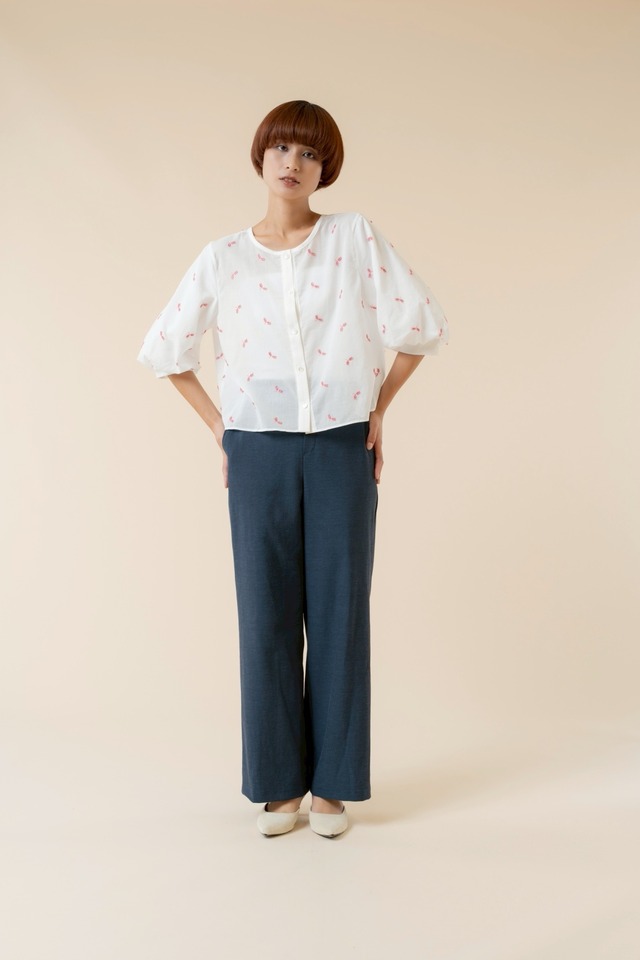 P261-22031   丸首小花刺繍ブラウス