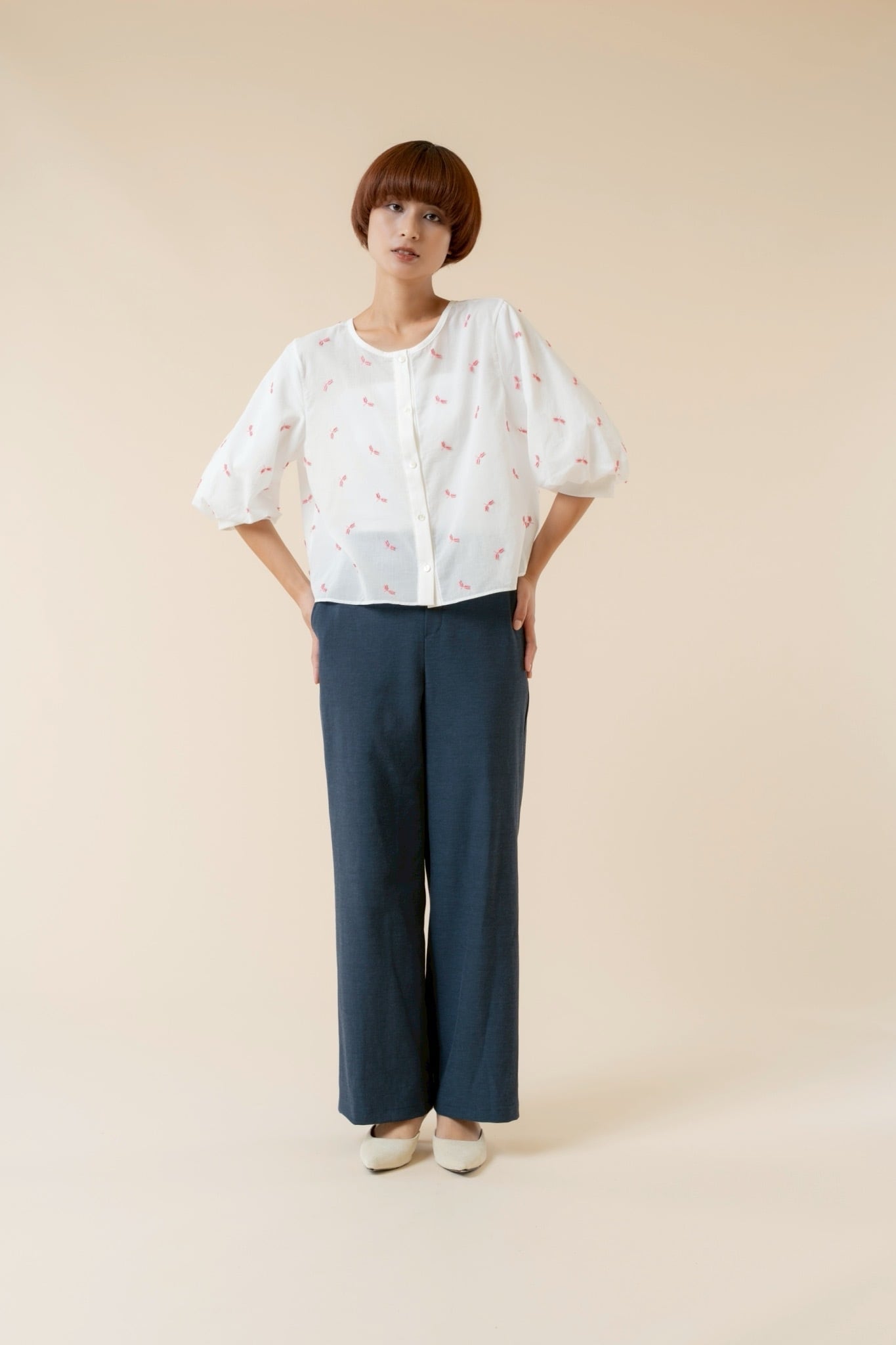 P261-22031 丸首小花刺繍ブラウス