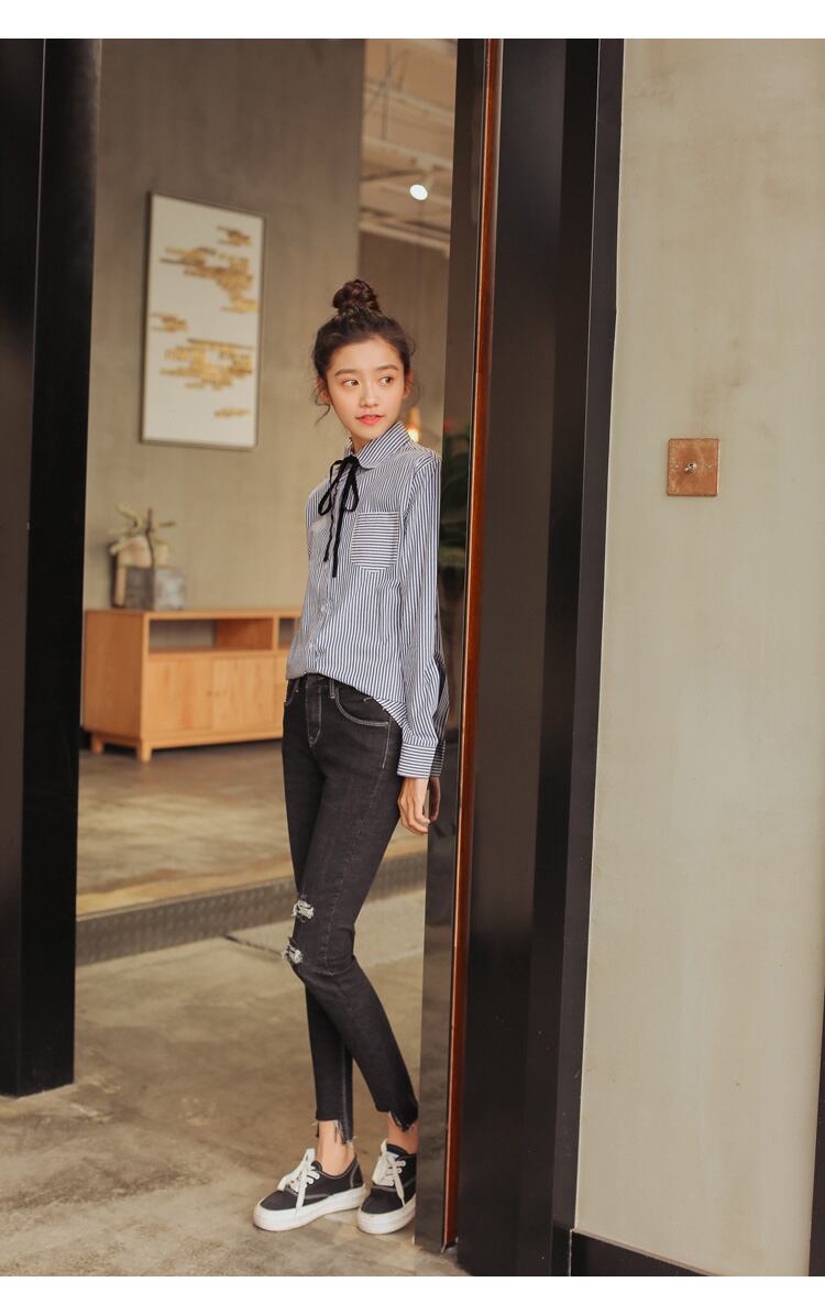 黒リボン付き ストライプブラウス