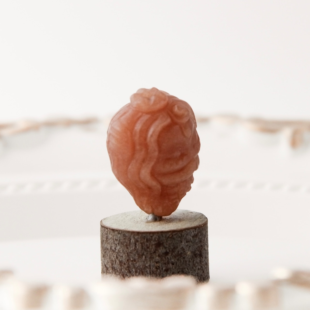 アラシャン瑪瑙 人魚彫刻ビーズ – 静かに佇む人魚の像