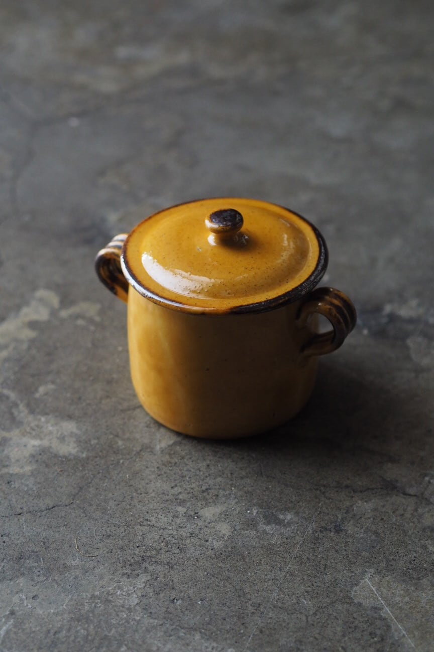 茶色い持ち手付き陶器の壺 茶色い持ち手付き陶器の壺 茶色陶器の持ち手付き壺 蓋付 壺」の