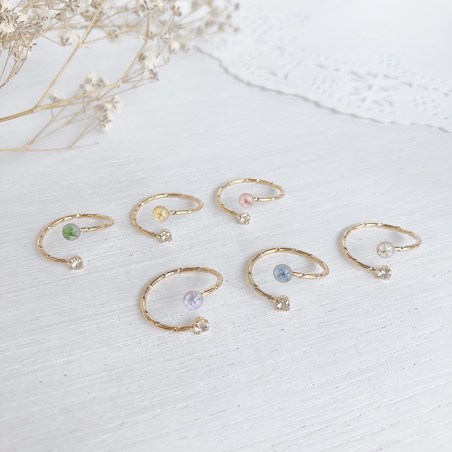 【雑誌掲載】選べるカラー / 小さなお花入りリング / フリーサイズ・ゴールド