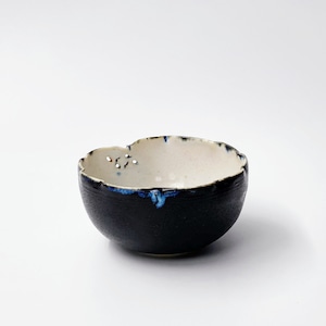 掛分木の葉形向付／Mukoduke (bowl),leaf shape black and white(straw ash) glaze