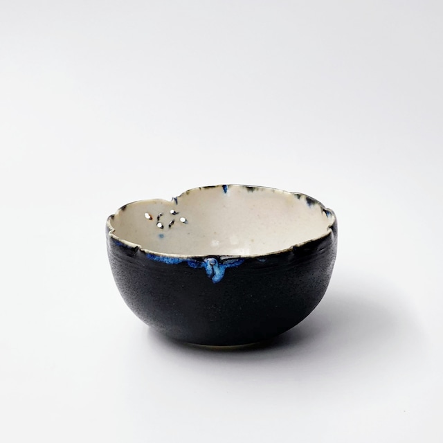 掛分木の葉形向付／Mukoduke (bowl),leaf shape black and white(straw ash) glaze