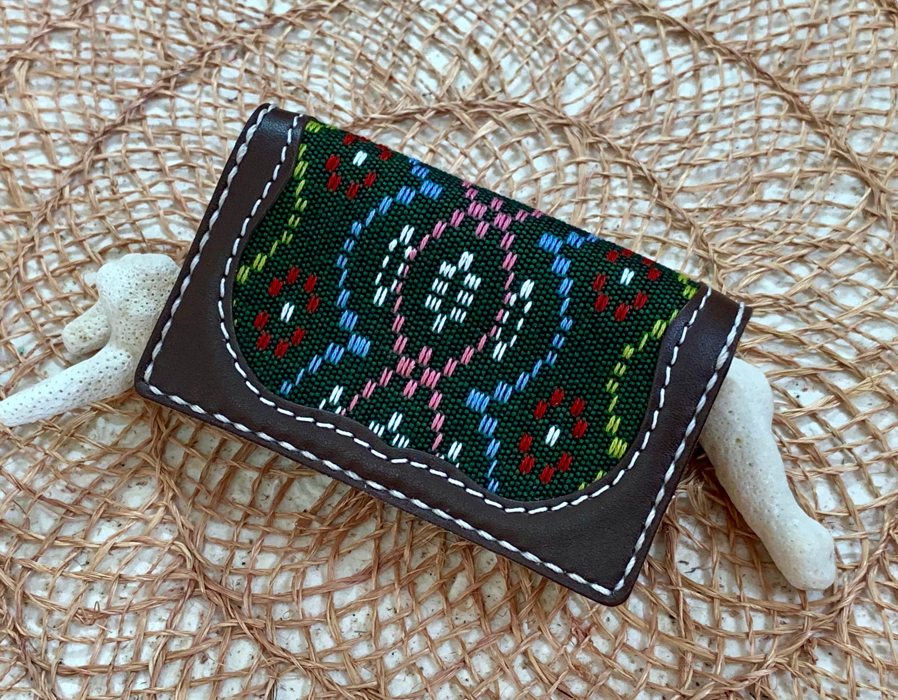 読谷山花織カードケース　　花織の色　緑　　革　コゲ茶