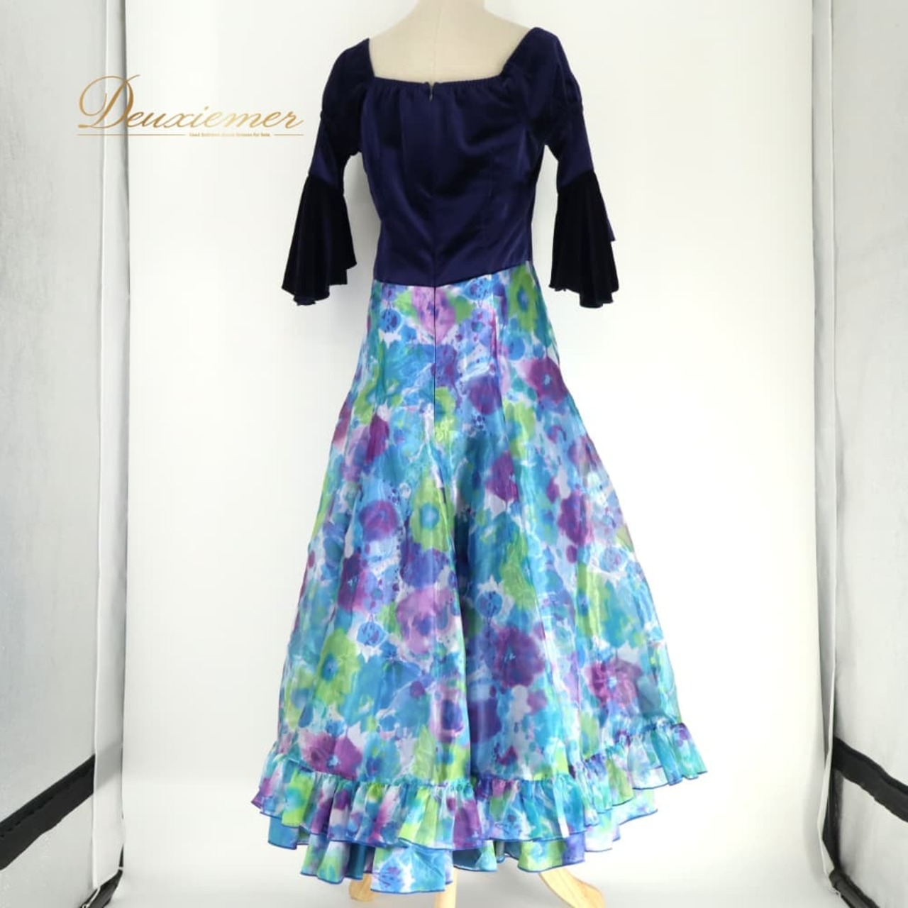 フラダンス 衣装 ALOHA STANDARDS アロハスタンダード ワンピース ドレス ネイビー系 ベロア生地 花柄 植物柄 オーガンジー生地 フリル ハワイアン アロハ フラ ダンス レッスン 練習 透け感 シースルー ボリューミー 光沢感 高級感 紺 青 水色 紫 黄緑 ブルー系 パープル系 グリーン系 華やか かわいい おしゃれ 上品 大人っぽい