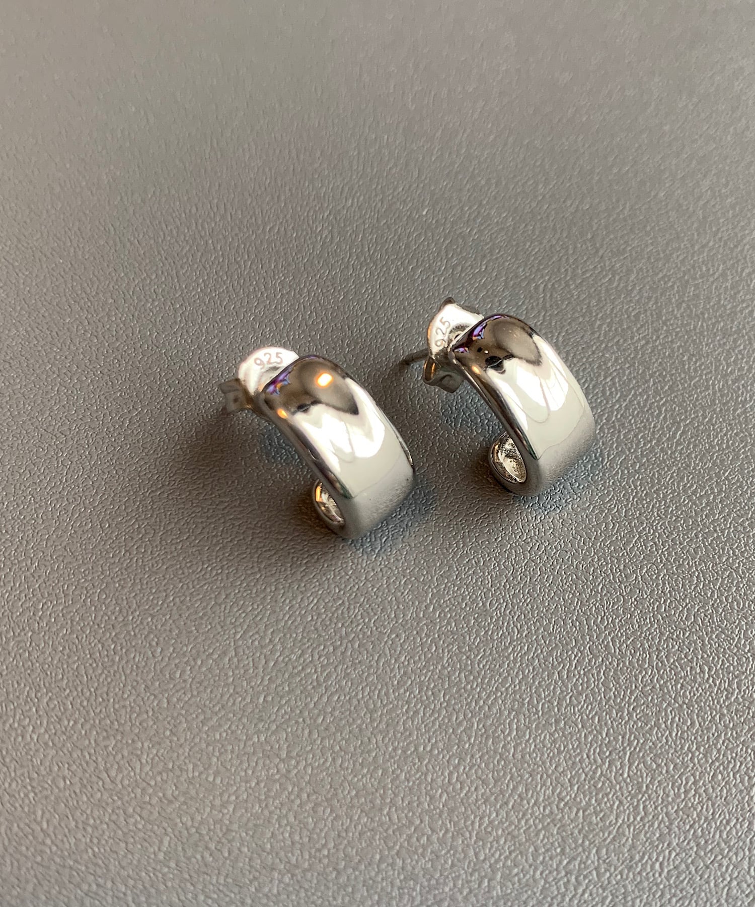 【送料無料】Sterling 925 Silver mini hoop earrings