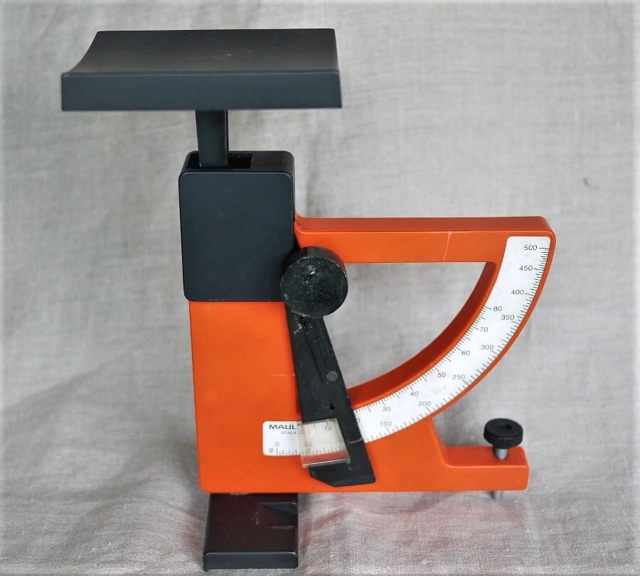 ドイツMAULレタースケール 赤&黒 振子式計量器