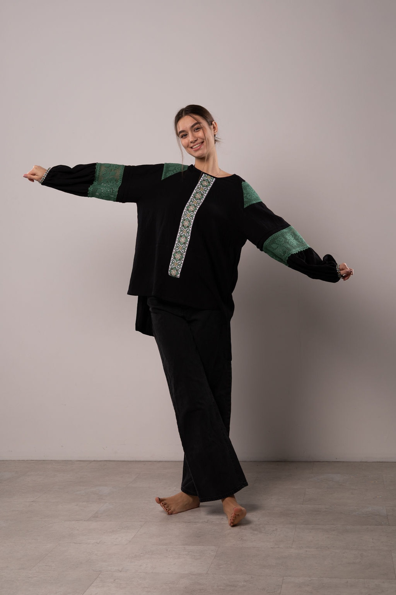 ウクライナ刺繍ヴィシヴァンカ　手刺繍　麻　レディース・フリーサイズ - 9