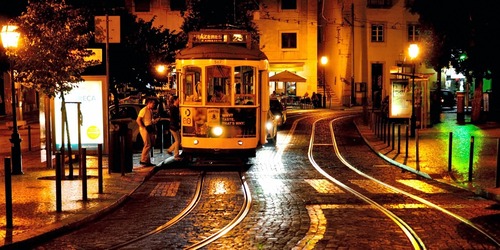 夜のトラム（リスボン）