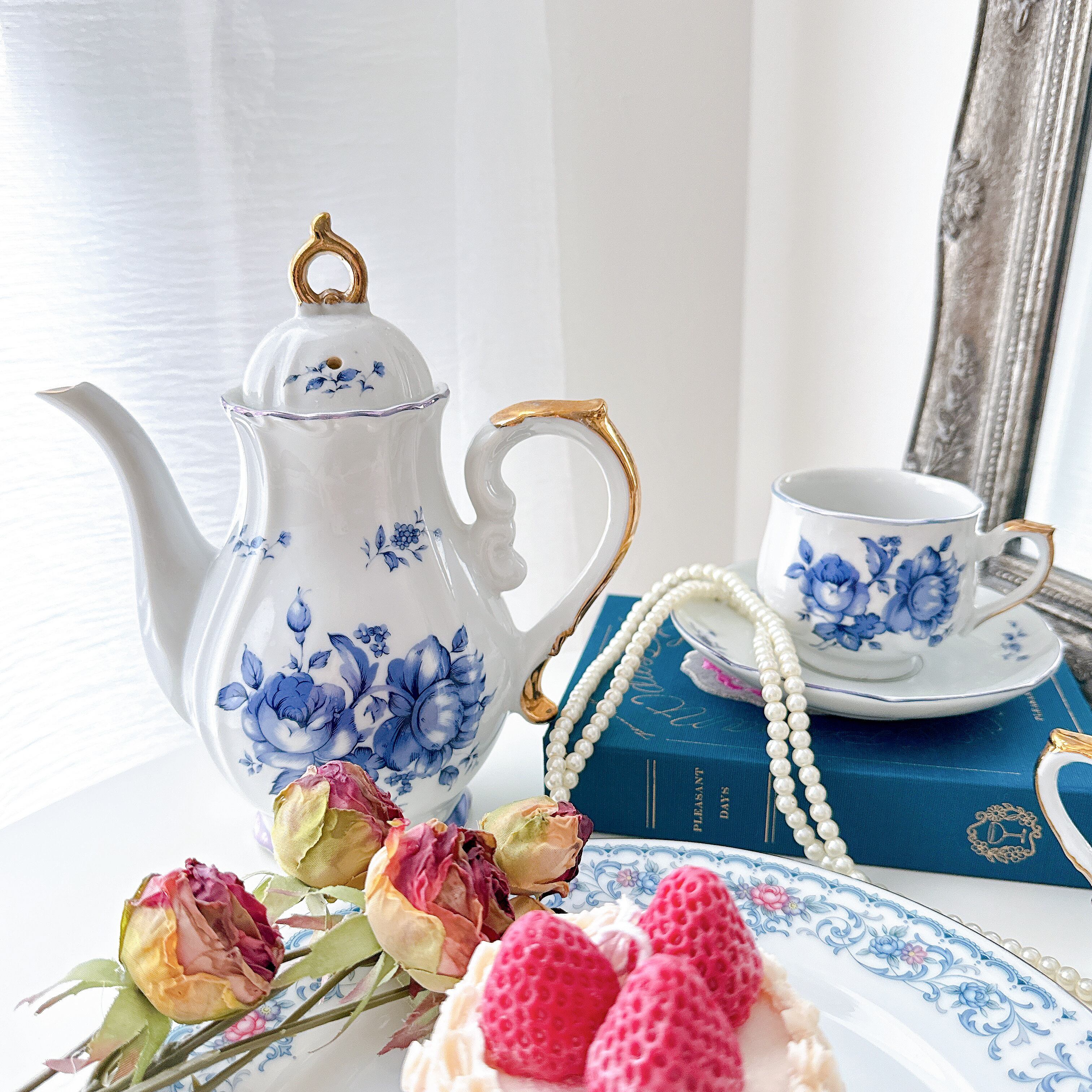 Violet china ブルーフラワーと金彩のティーカップ＆ソーサー | piéce