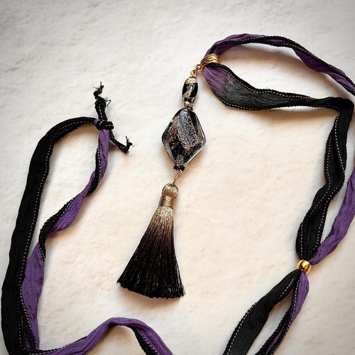 紫と黒のアールデコネックレス