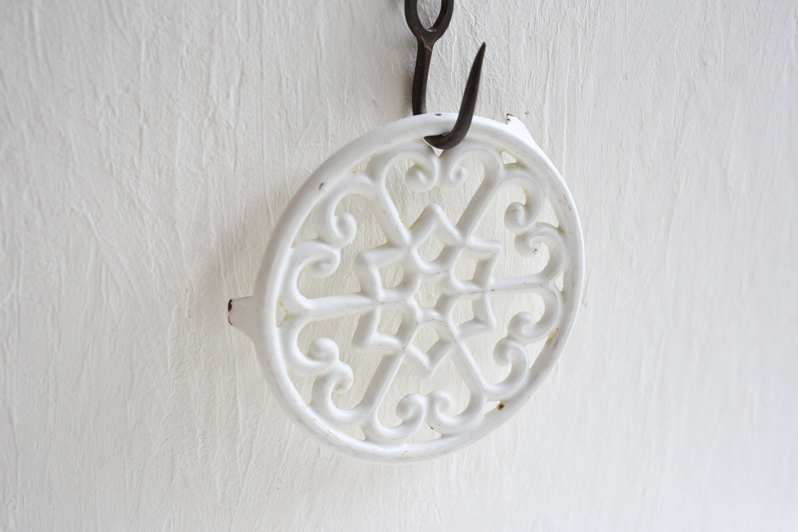 vintageフランス アンティーク アイアントリベット ヴィンテージ 鍋敷き 鮮やかなフランス製赤い大きな鍋敷き