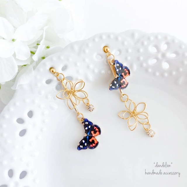 小花とオレンジの蝶のアシンメトリーピアス／イヤリング