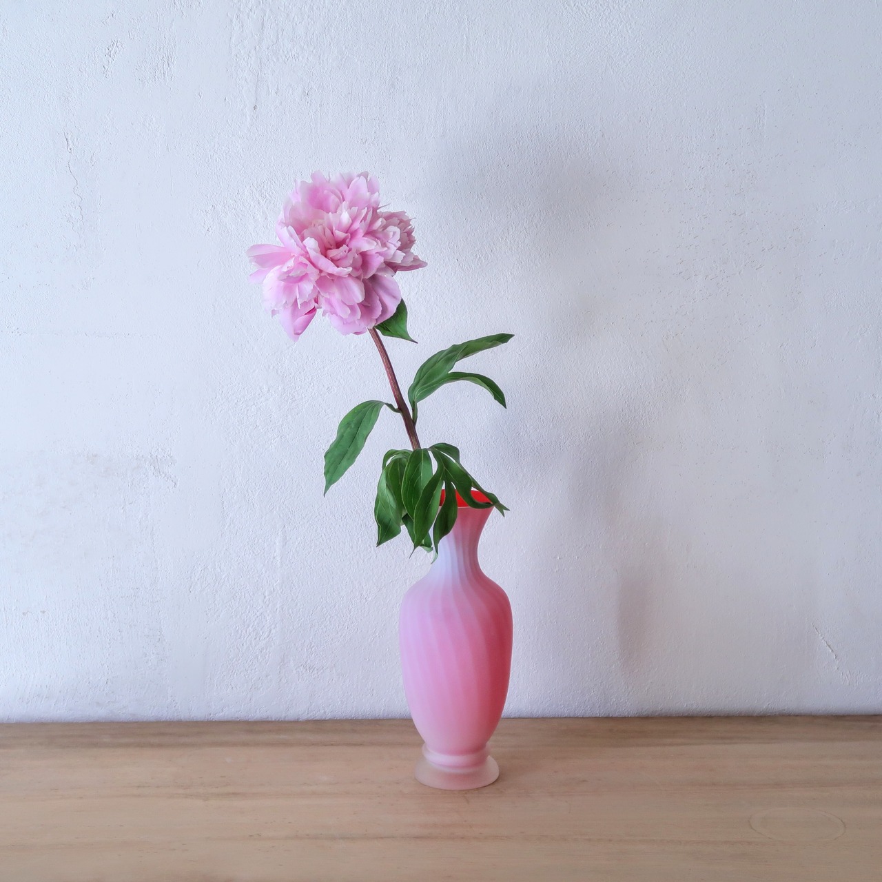 いちごと練乳のような花瓶-すらり