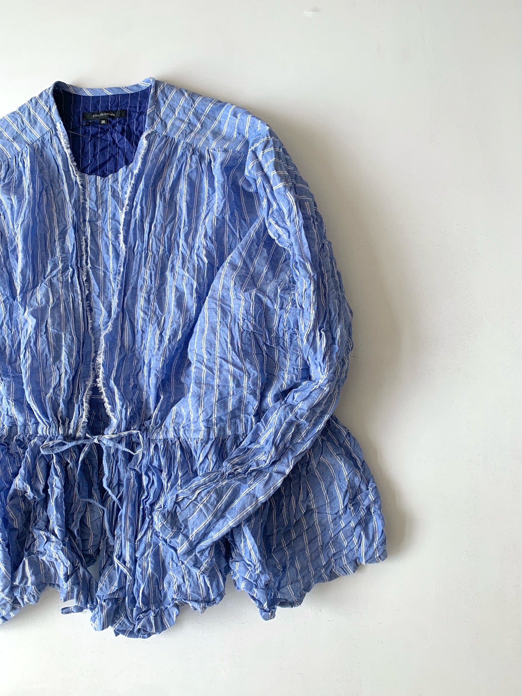 pas de calais】ブルーシャーリングストライプ カシュクールブラウス