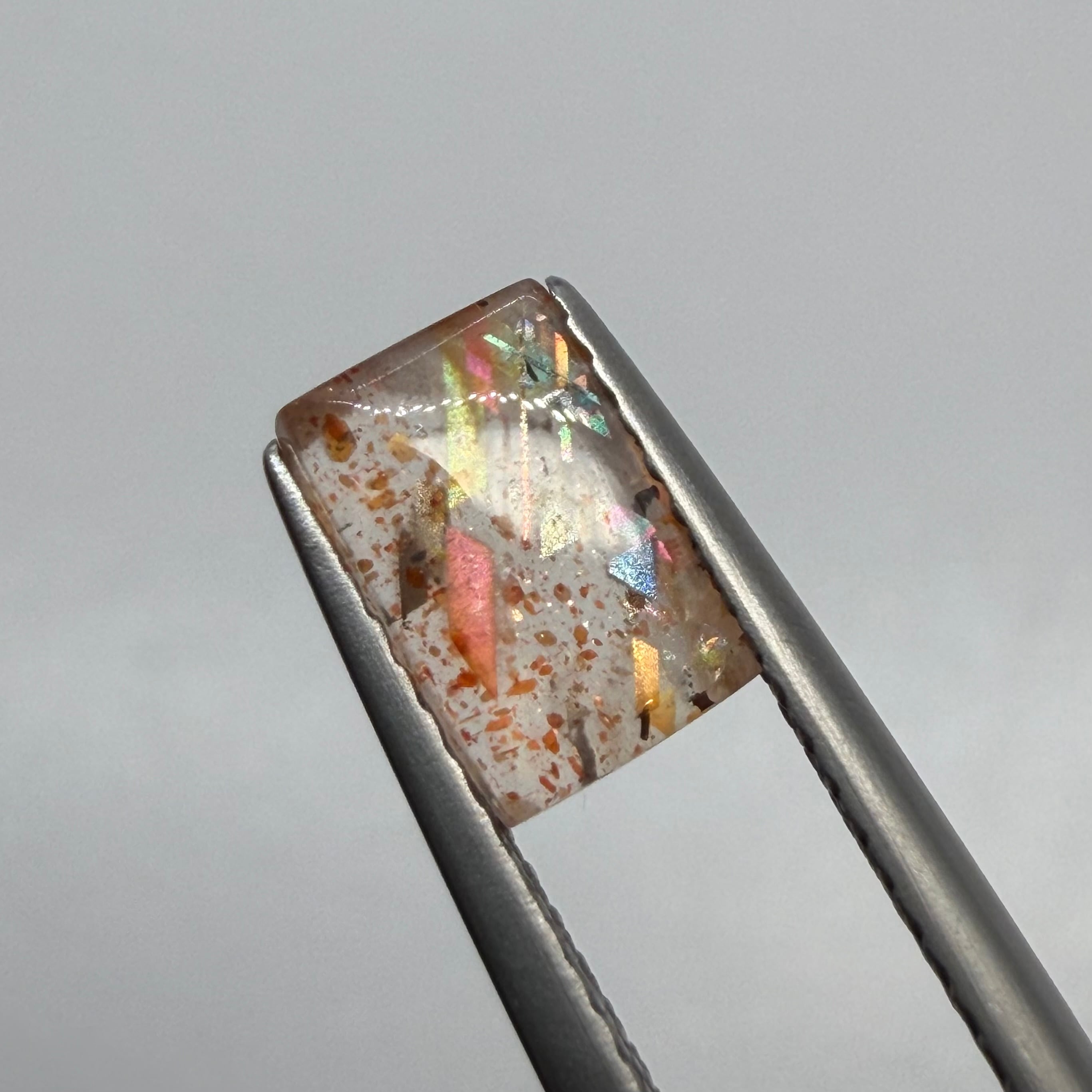 パーティーを楽しむ　レインボーラティスサンストーン