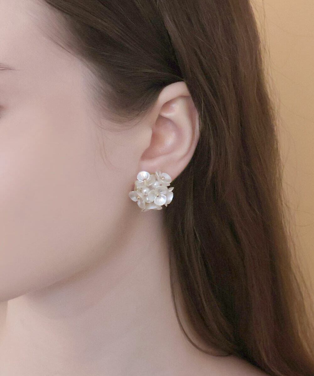 ホワイト フラワーブーケ ピアス 真鍮 韓国製