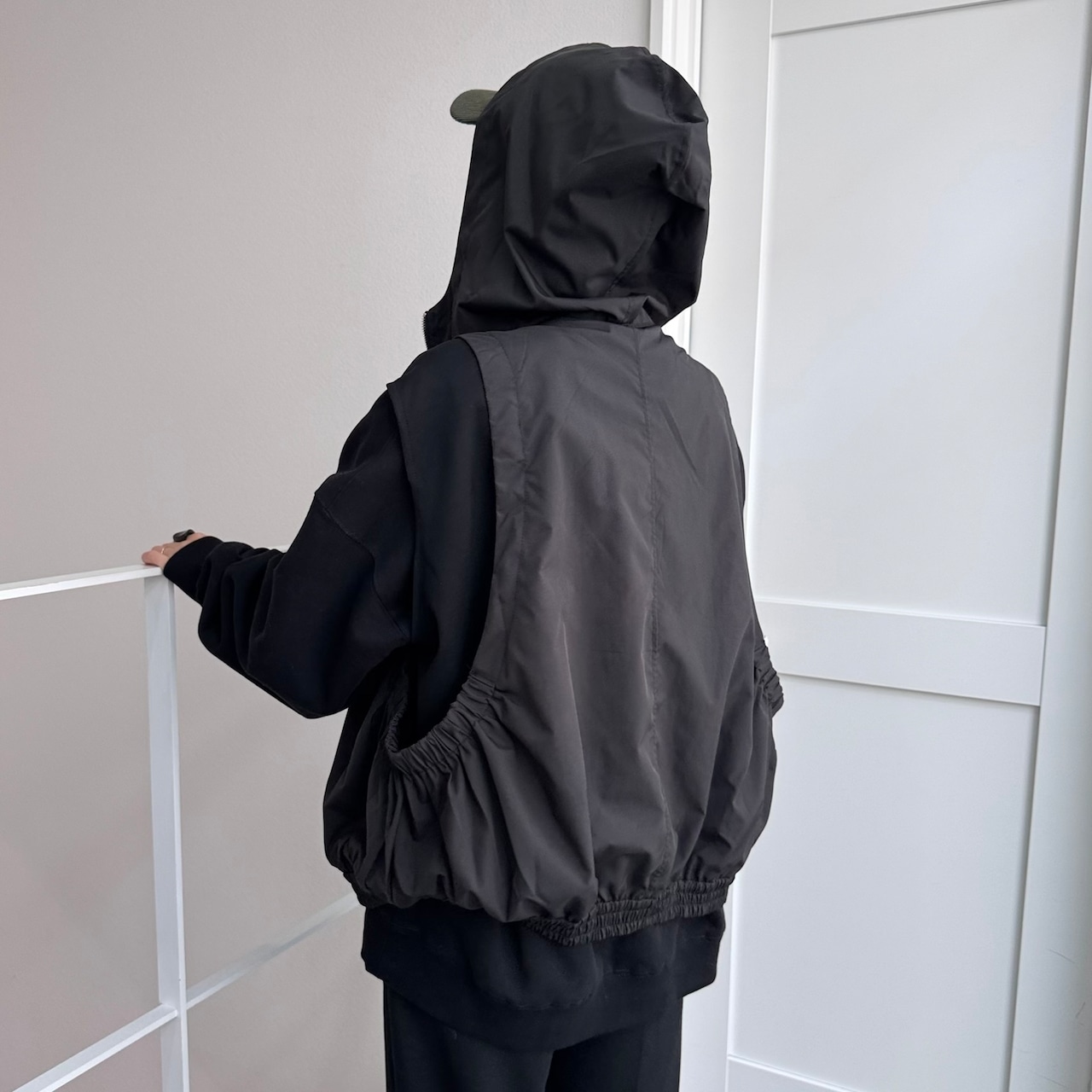 【受注予約:3月上旬入荷予定】異素材ドッキングフーディーvest/ブラック