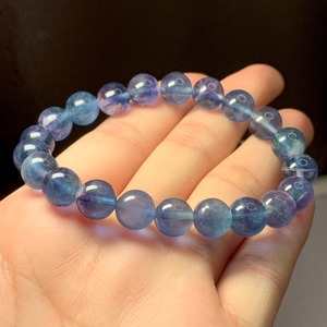 2.可愛いスカイブルーの色合い♪グラデーションフローライトブレスレット