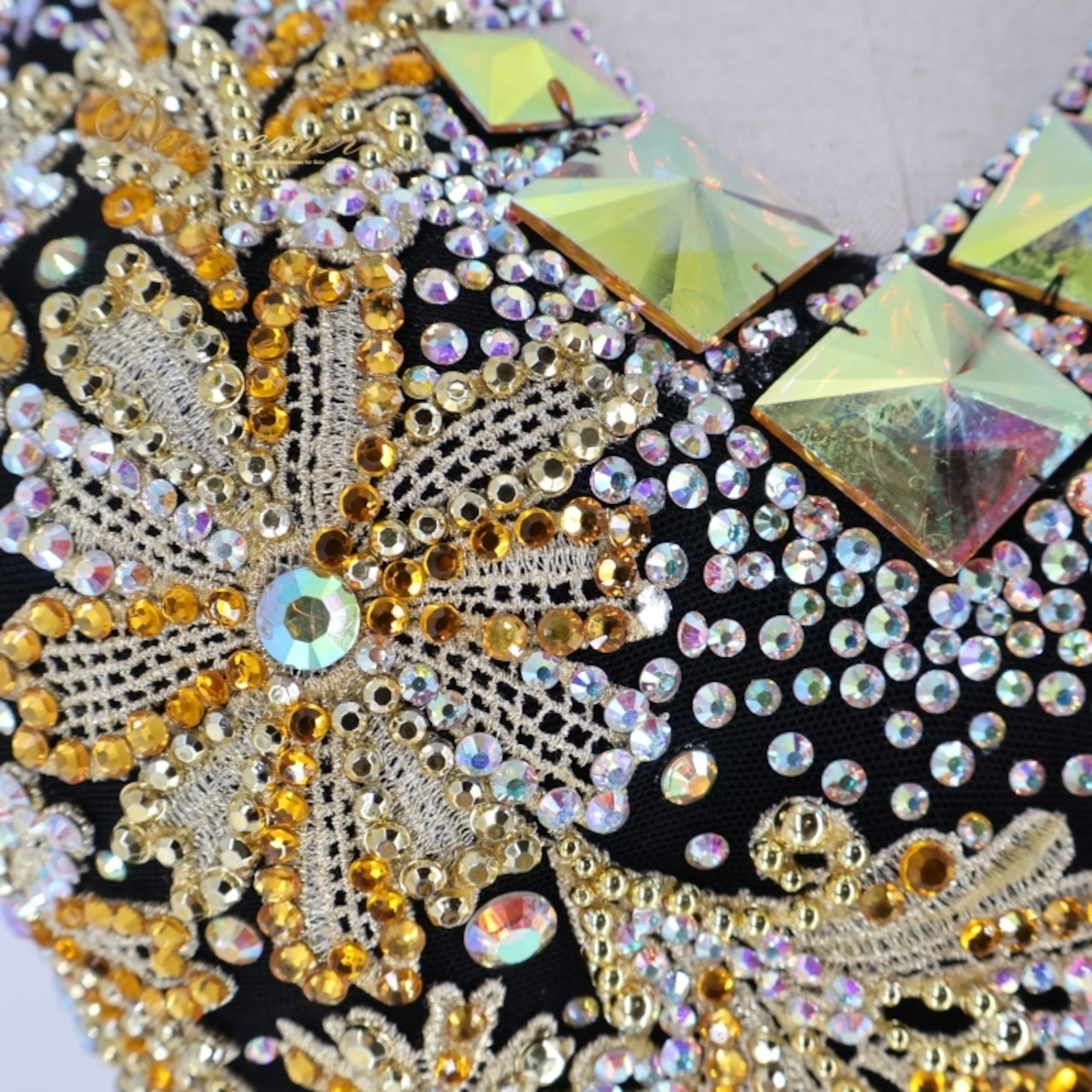 社交ダンス 衣装 ラテン ドレス ワンピース 黒 ゴールド 金 フリル レース 高級感 パーティ 発表会 デモ 競技 ダンス 上品 ブラック系 ゴールド系 おしゃれ フリル袖 輝き コンペティション エレガント