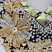 社交ダンス 衣装 ラテン ドレス ワンピース 黒 ゴールド 金 フリル レース 高級感 パーティ 発表会 デモ 競技 ダンス 上品 ブラック系 ゴールド系 おしゃれ フリル袖 輝き コンペティション エレガント