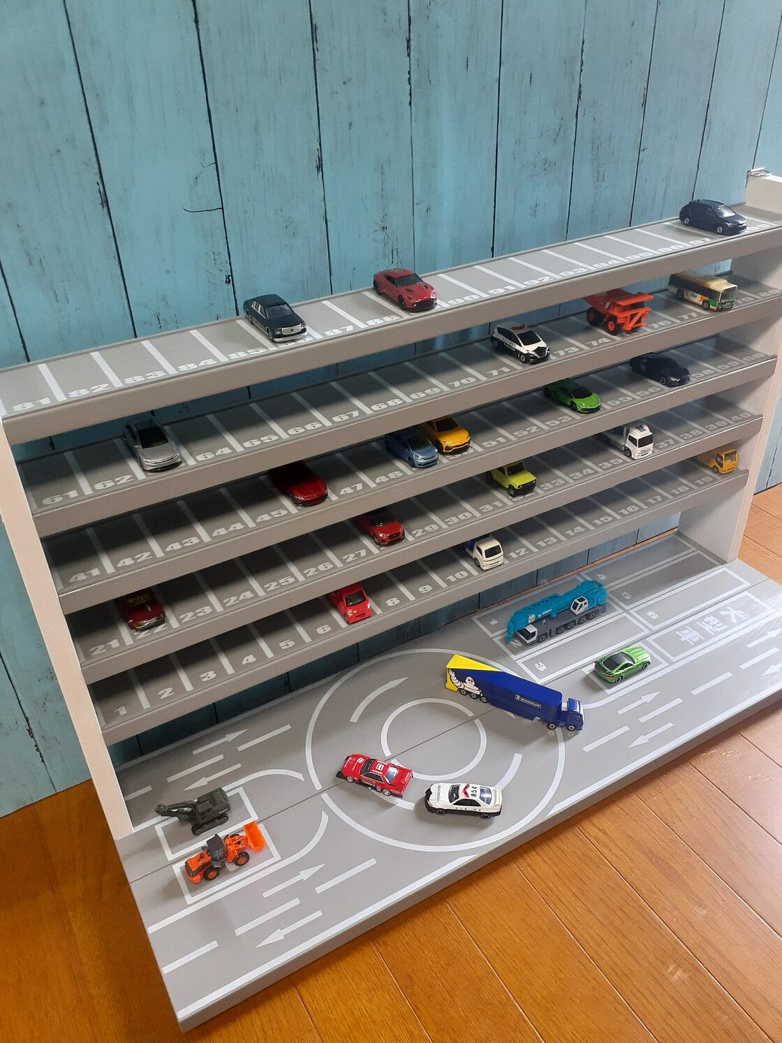 組み立て済み改良版6段100台ロングトミカ仕様自作ロータリー交差点付き  