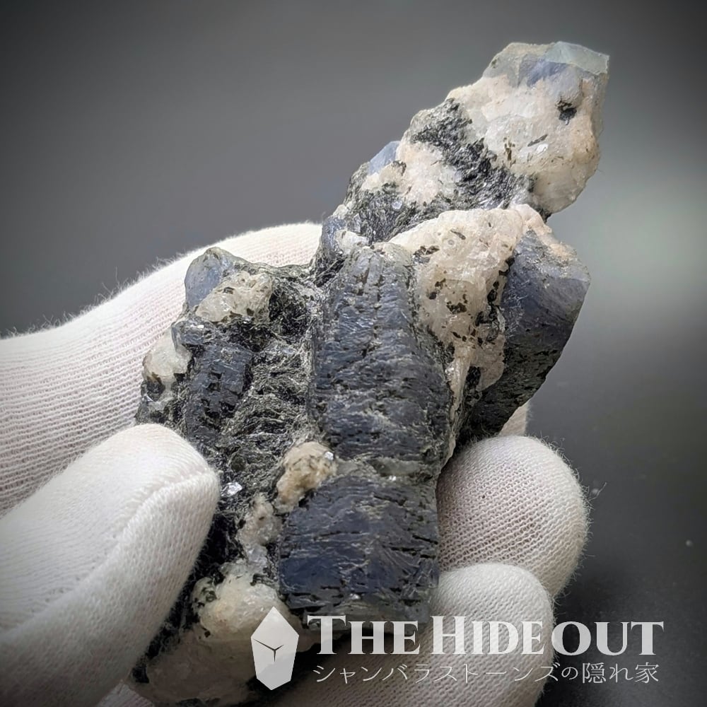 ヒマラヤ産鉱物原石標本044 タプレジュン地区産コランダム(サファイア) 圧巻の迫力、巨晶サファイアツリー