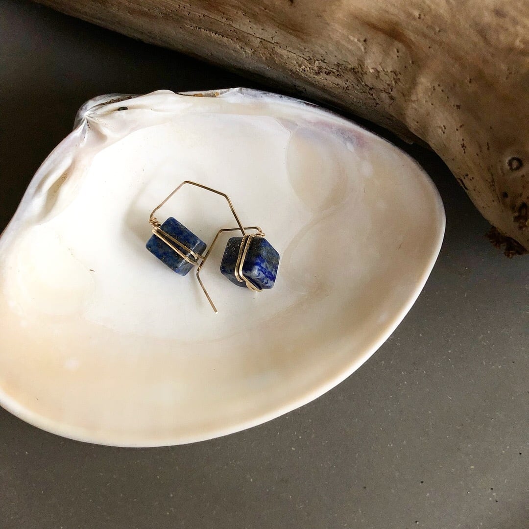 キューブ型ラピスラズリとスクエアワイヤーのピアス