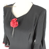 社交ダンス 衣装 スタンダード ドレス ワンピース レッスンウェア パーティドレス Elegance fashion ブラック系 レッド系 赤 黒 フォーマル ブラック レッド ワンピースドレス 社交ダンスドレス スタンダードドレス ラインストーン付き フラワーモチーフ 薔薇モチーフ 花柄風 アクセント リボン風装飾 フレアスカート ティアードスカート ダンス衣装 大人可愛い フォーマルワンピース ポリエステル きれいめ 上品 エレガント ロング丈 ブラックドレス 赤ライン 踊りやすい フィット感