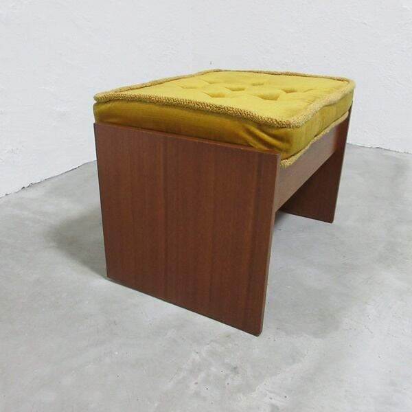 イギリスのアンティークチェア、プチポワンの刺繍の座面の美しい