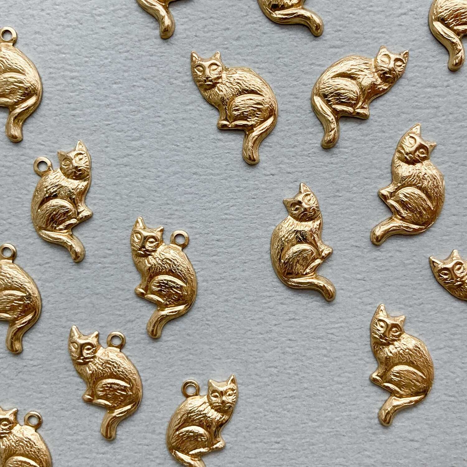 真鍮 猫チャーム ステンレスピアス ピアス レディース サージカルステンレス製 猫 キャット ネコ