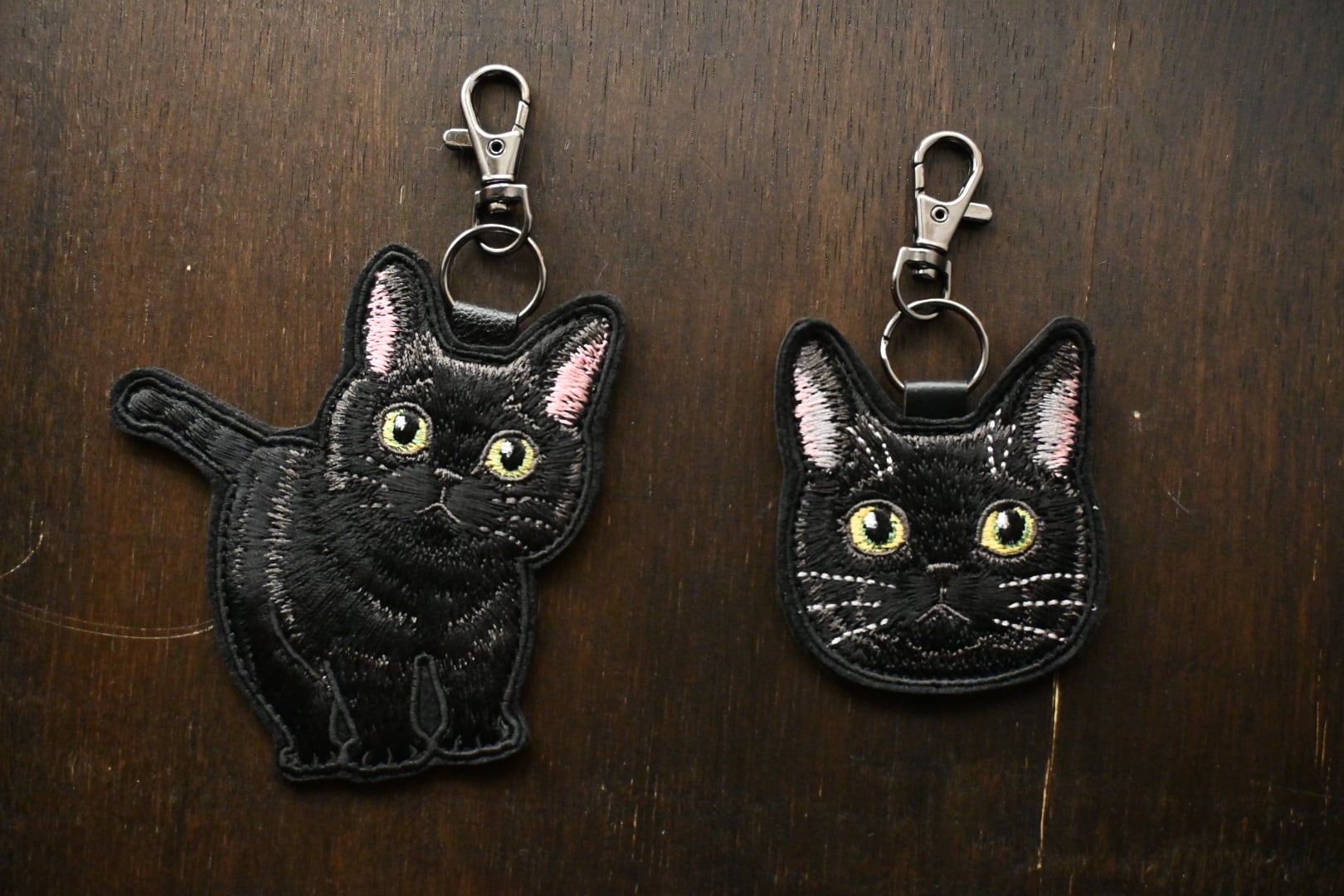 刺繍黒猫短毛ちゃんのキーホルダー【全身】 | 猫と暮らす洋裁店