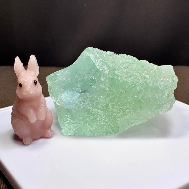 2.グリーンフローライト原石クラスターに住み着いているピンクオパールうさぎ