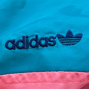 【adidas】80s 90s ジャケット ジャンパー ブルゾン XL ビッグシルエット 刺繍ロゴ フルジップ フード付き マルチカラー 切替 銀タグ 万国旗タグ アディダス US古着