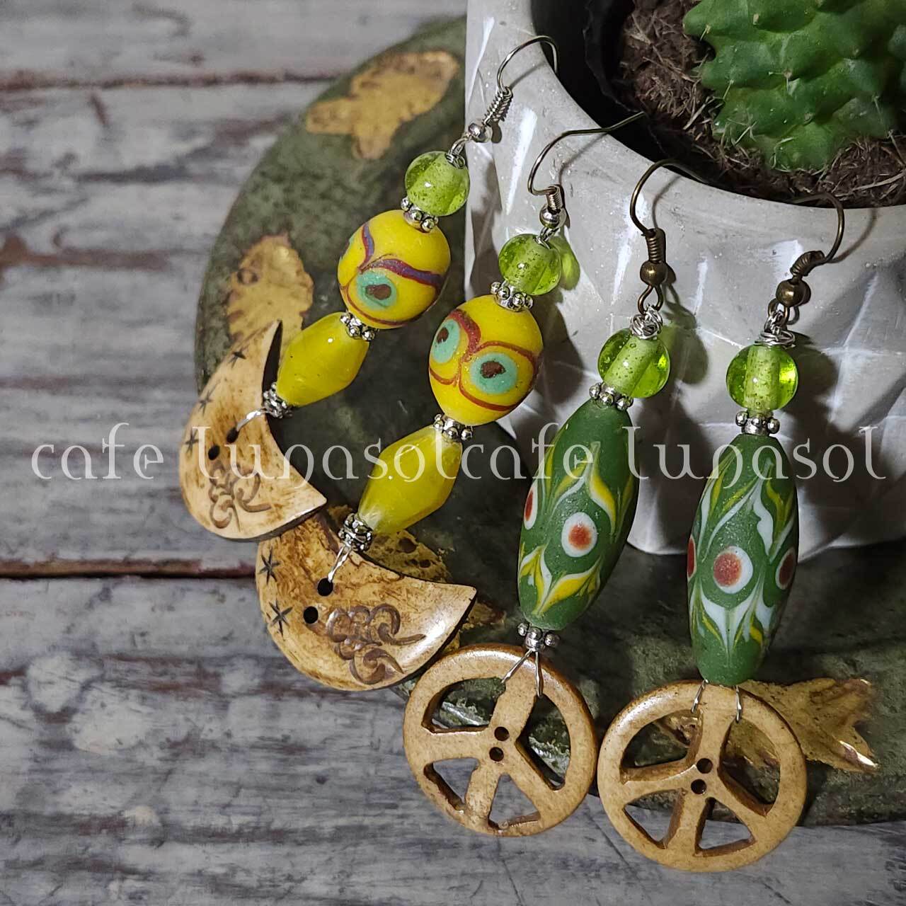 とんぼ玉のピアス インドネシアのガラスビーズのピアス ボーンビーズ ピースマーク 月 彩り アクセント