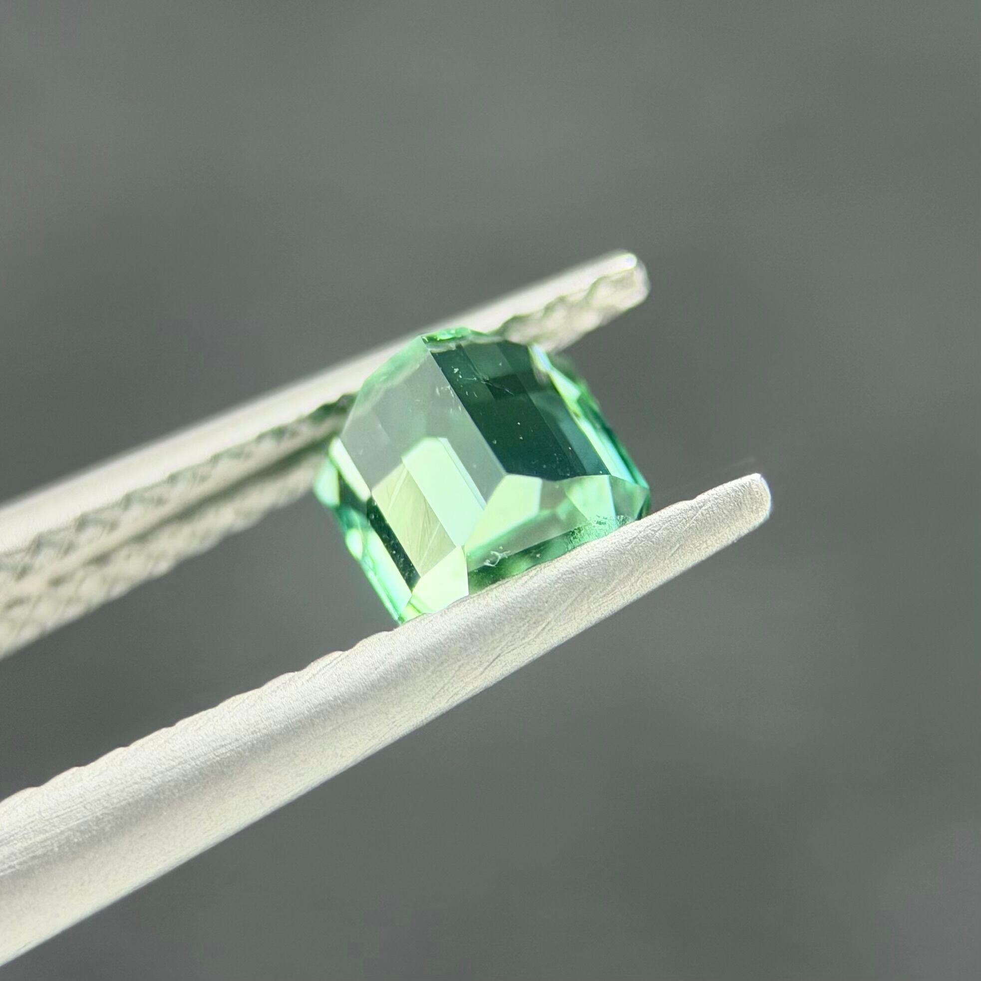 シーフォームグリーントルマリン 5.2x4.9mm, 0.79ct, アフガニスタン産