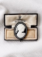 Ombre （オンブル）  ー 上品さと印象の象徴 ヨーロッパヴィンテージのカメオブローチ