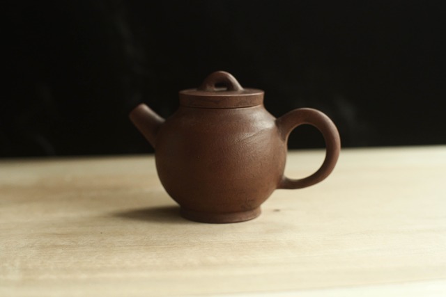 ヴィンテージ 宜興紫砂壺「小巨輪・橋紐・＜荊溪惠孟臣製＞銘」（約80cc）・紫泥