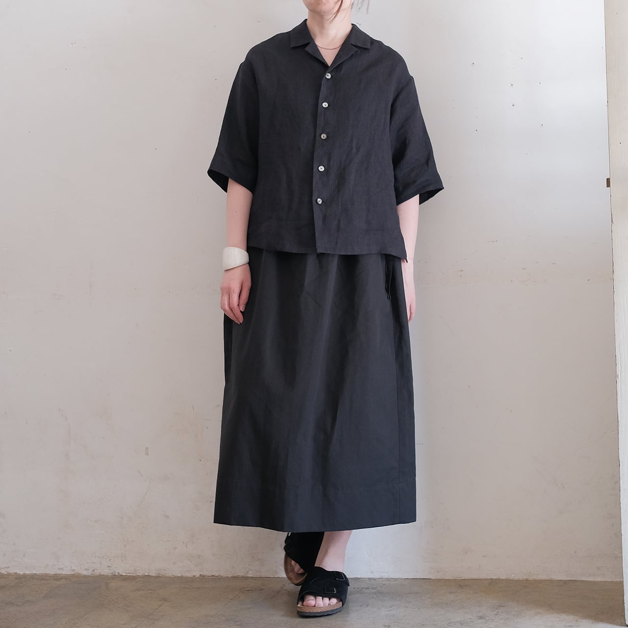 one side slit long skirt／cotton linen〈black〉 | SALUÉ
