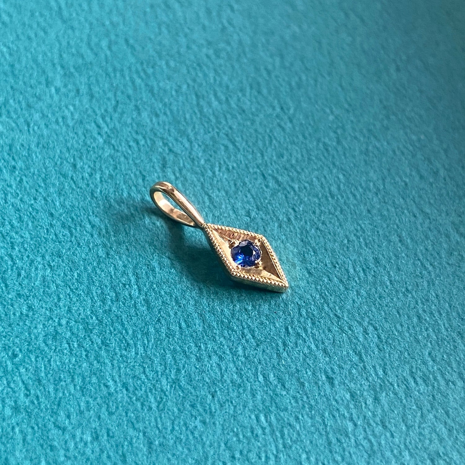 K18 Diamond Shaped Charm ／１８金製 ダイヤ型チャーム（サファイア