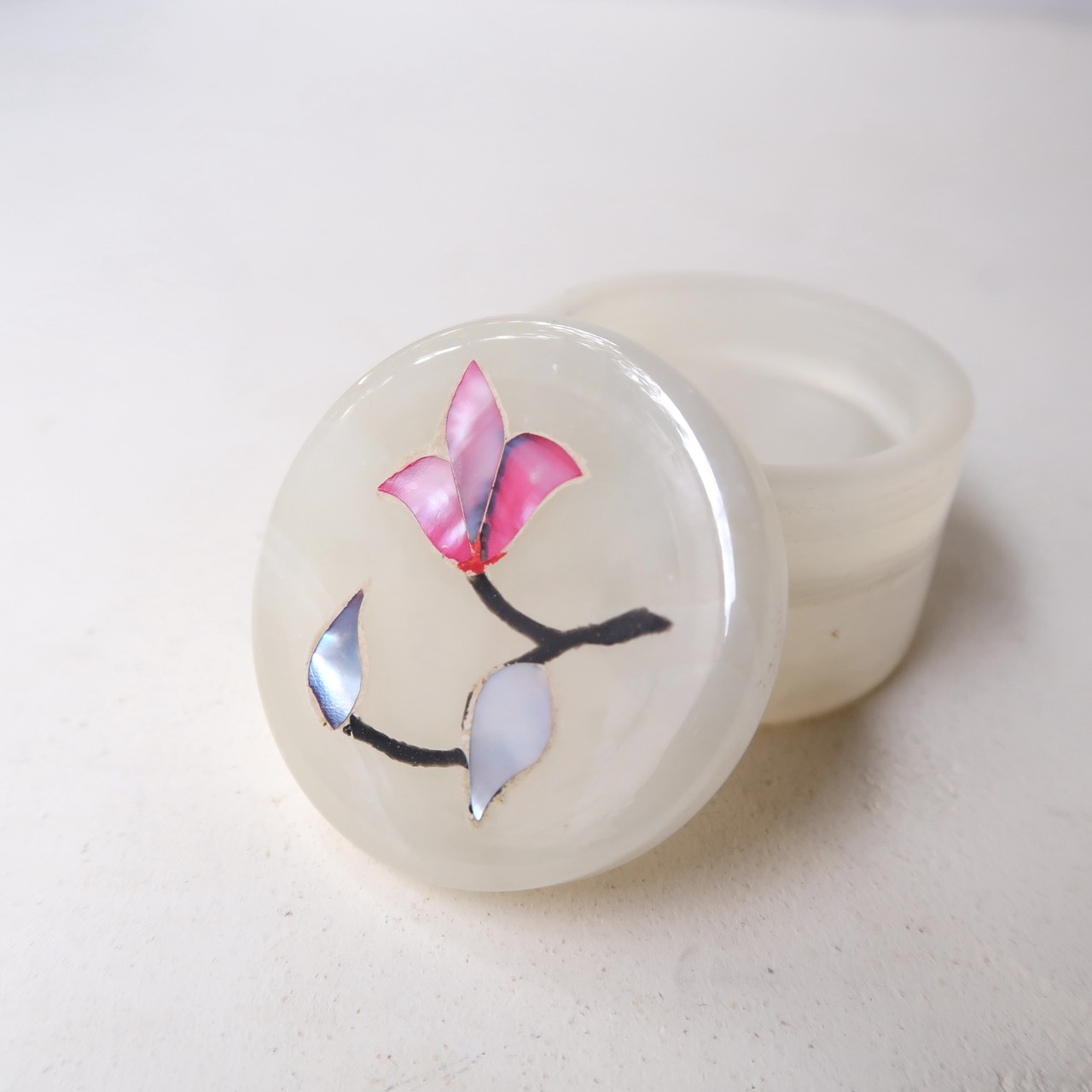 オニキスにピンクのお花のケース