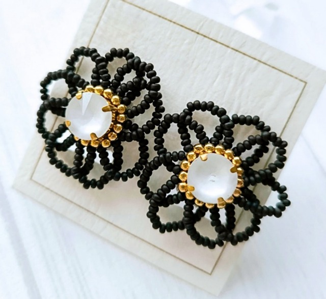 ふわっと軽い大ぶりビジューフラワー（ブラックホワイト） ビーズ刺繍イヤリング［ACT-016］