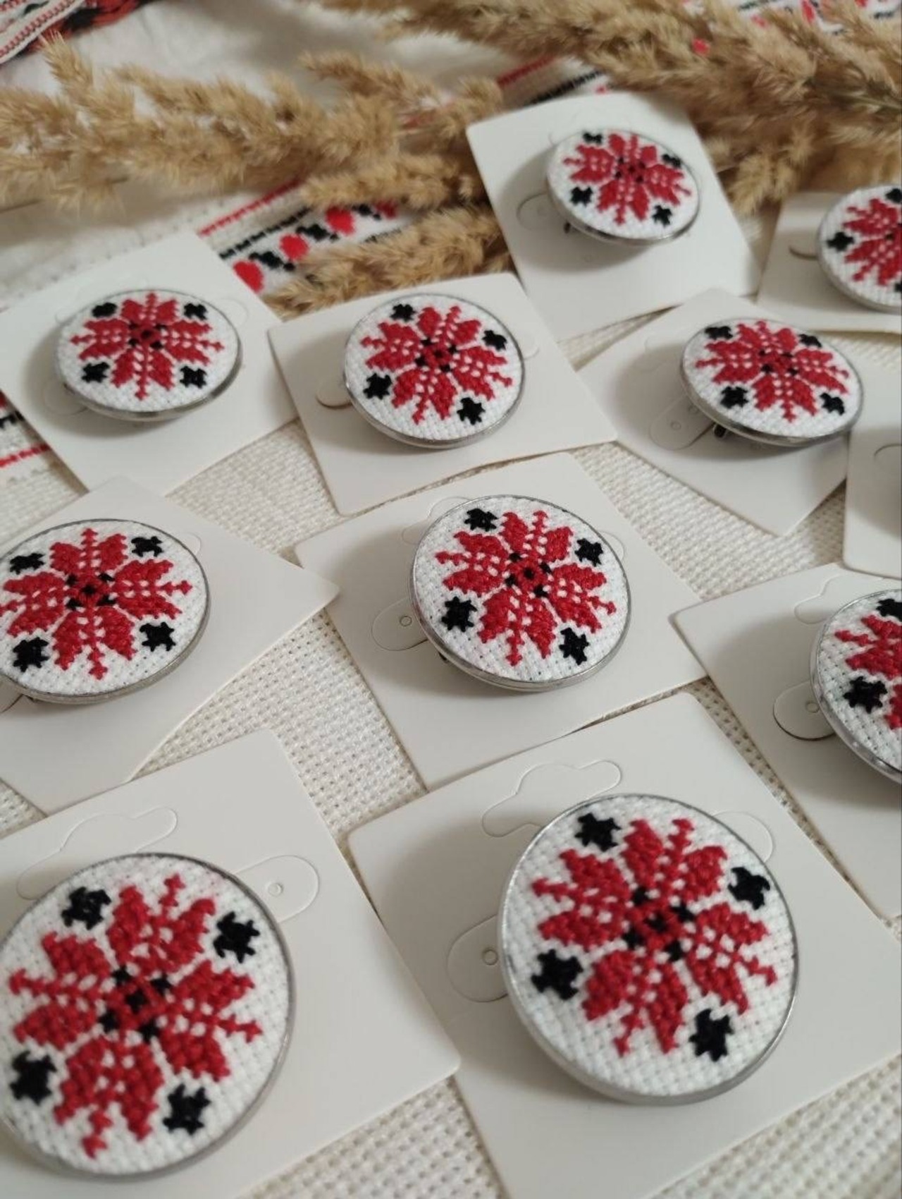 ウクライナ製　手刺繍ブローチ - 1