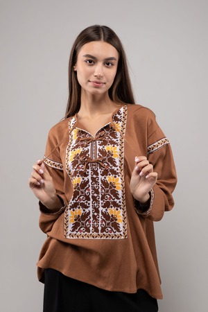 ウクライナ刺繍ヴィシヴァンカ クロスステッチ　手刺繍　ブラウス　麻　レディース・フリーサイズ