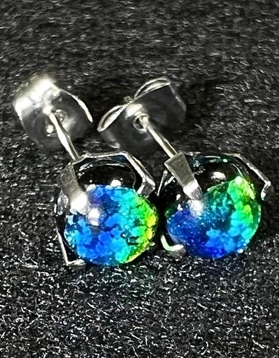 琉球ホタルガラススタッドピアス（慶良間マリンブルー6mm） ― 小さな海